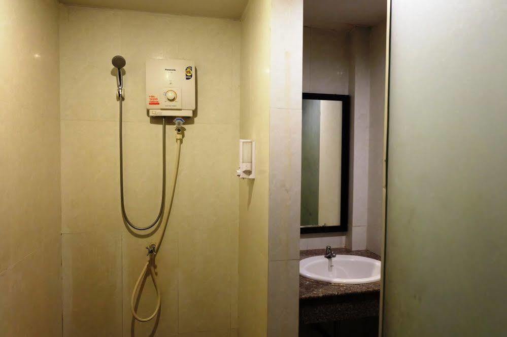 Everest Boutique Hotel Bangkok Exteriör bild